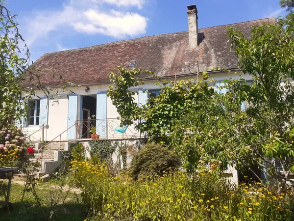 Maison de bourg rénovée avec grand jardin arboré