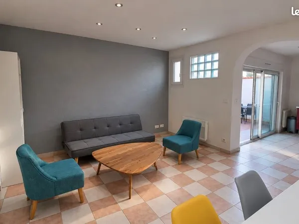 À LOUER - T2 MEUBLÉ DE 50 m² AVEC PATIO - LA GUYONNIÈRE (MONTAIGU)