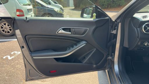 Mercedes Classe CLA 180 122 7G-Tronic - Fascination – 2018 – 74637 km – Essence – Boîte Automatique — photo 24