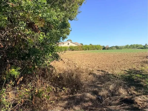 Terrain à bâtir de 1800 m² à BÂGÉ-DOMMARTIN (01)