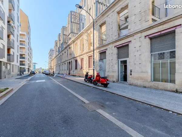 Appartement T4 de 91 m² avec 2 terrasses, parking secteur Chartrons / Bassins à flot