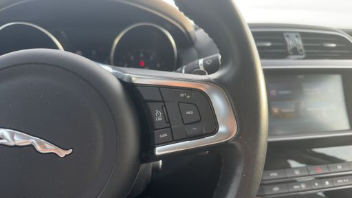 Jaguar XE 3.0 SC V6 340 BVA - S – 2016 – 62831 km – Essence – Boîte Automatique — photo 8