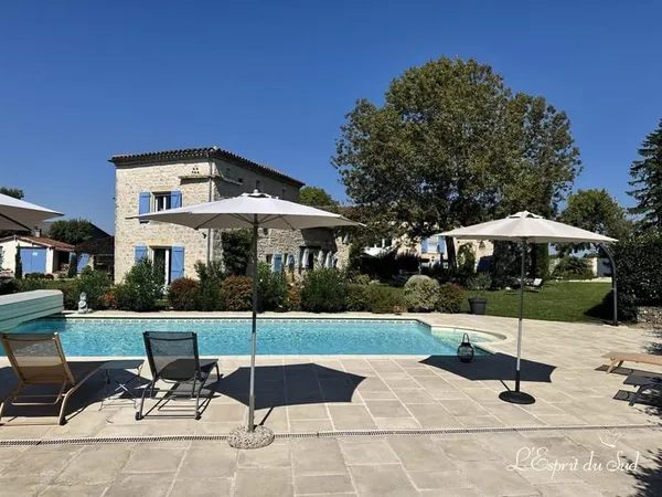 Superbe maison en pierre blanche avec gîte, piscine et jardins