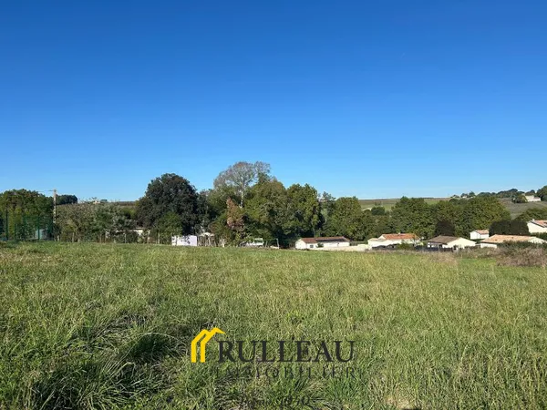 BOURG: Terrain à bâtir de 699m2, proche des commodités