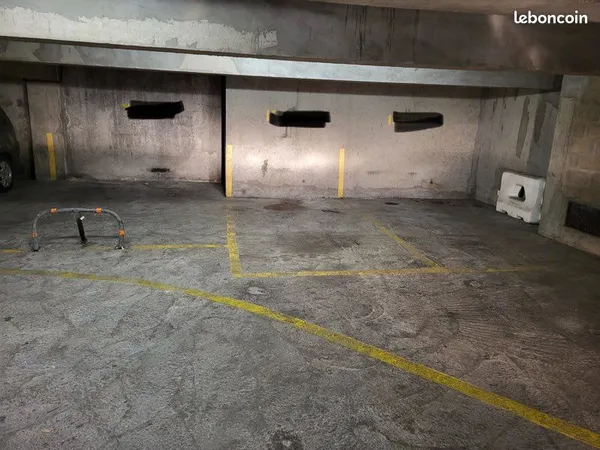 Grande place de parking sécurisée, très facile d'accès, Quartier des Quatre Routes - Asnières-sur-Se