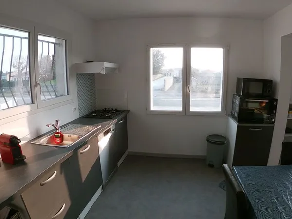 T3 1er étage, terrasse, à l'année, parfait état disponible 18 novembre