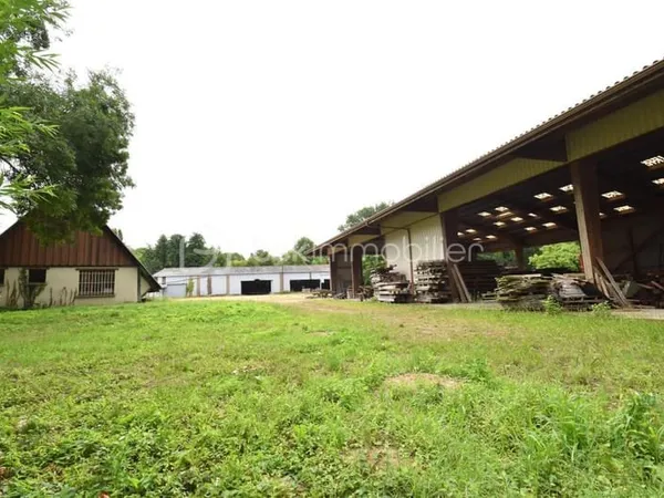 Locaux d'activité sur 13 000 m² (surface bâtie 2600 m²) + parc boisé de 48 000 m²