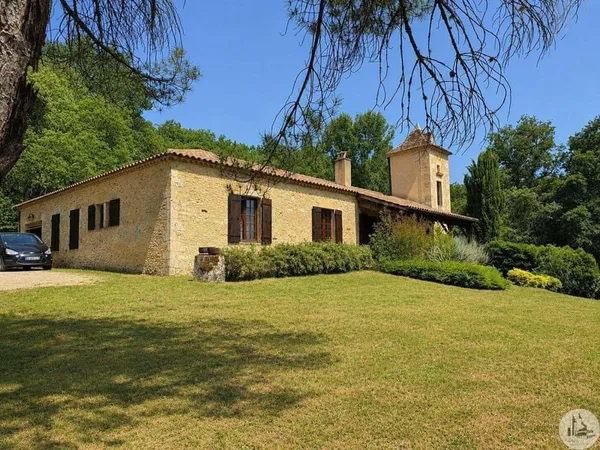 Maison en pierre de taille avec grand terrain.