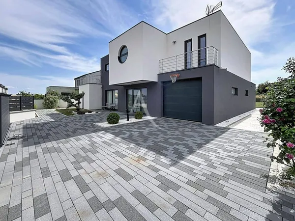 Maison 7 pièces 203 m²