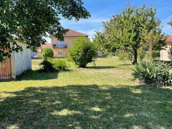 Terrain de 800 m2 à Bourg-en-Bresse