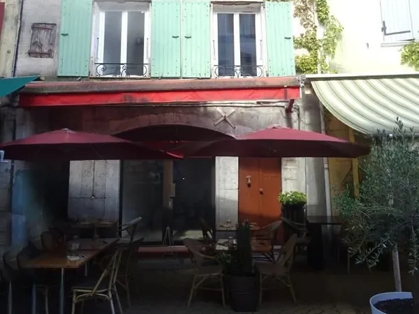 Local commercial dans rue piétonne + 2 studios lumineux