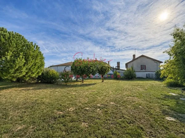 Propriété en pierre avec 2 logements sur 8718 m2 de terrain.