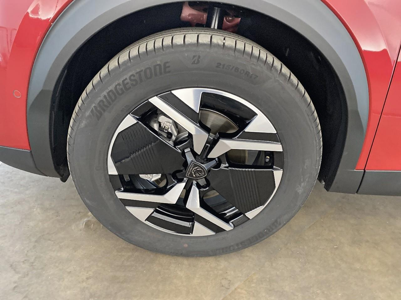 Peugeot 2008 hybrid 145 ch e-dcs6 allure — photo 11