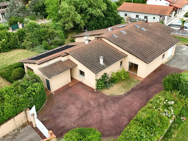 Local commercial 6 pièces 220 m²