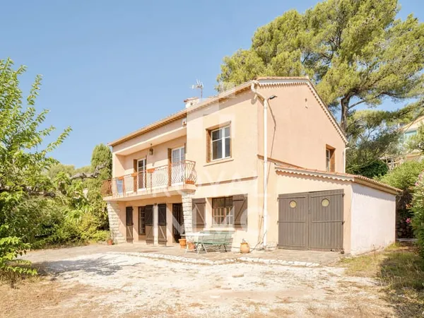 Maison familiale de 135 m2 avec jardin arboré de 706 m2