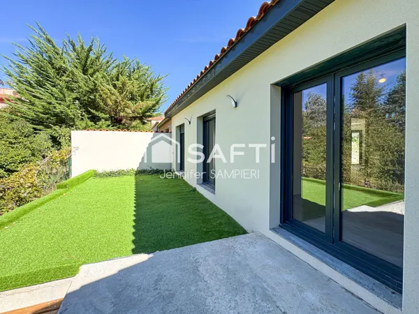 Maison neuve ensoleillée avec garage et jardin