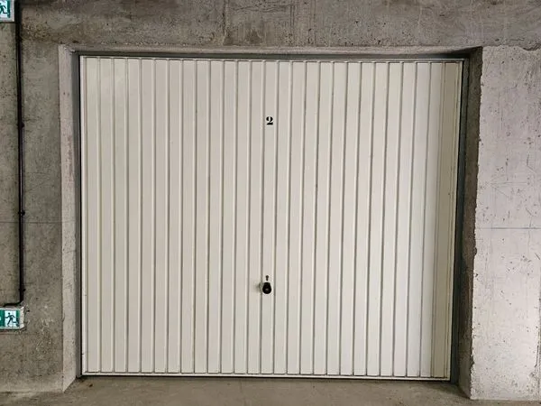 Garage en sous sol fermé