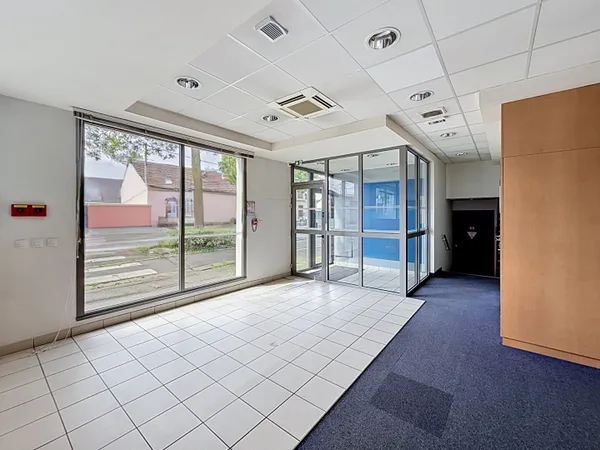Local commercial 6 pièces 180 m²