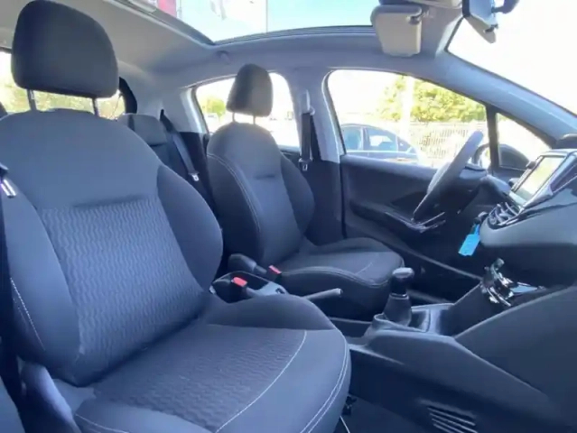 Peugeot 208 1.2 puretech 82 allure — photo 26