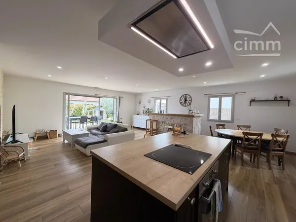 Maison contemporaine de plain-pied avec 4 chambres et piscine à Mer