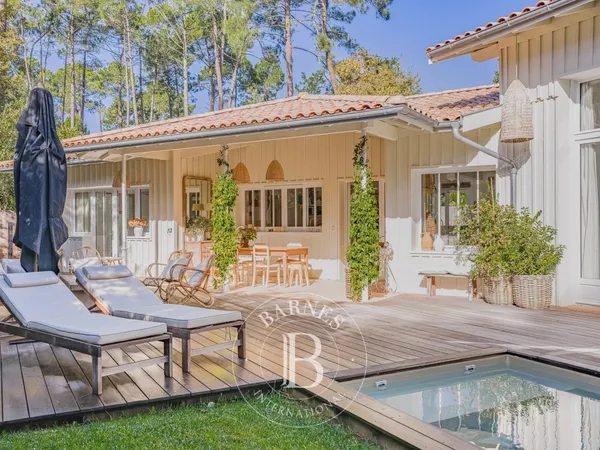 VILLA CONTEMPORAINE AVEC PISCINE DANS UN ENVIRONNEMENT CALME SUR LA PRESQU'ÎLE DU CAP FERRET