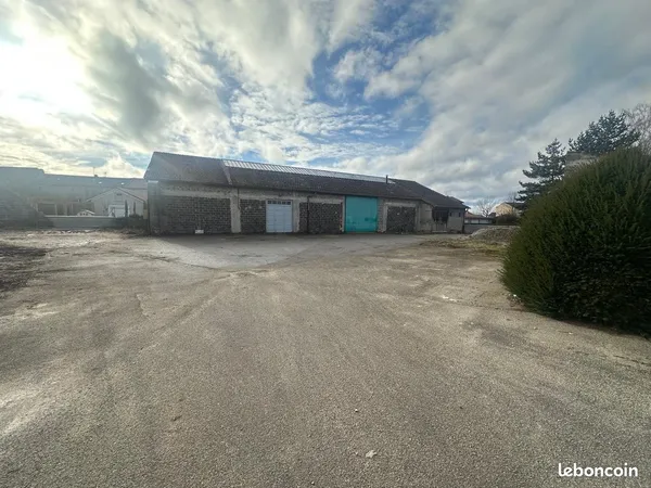 Local 300 m² Sainte-Sigolène