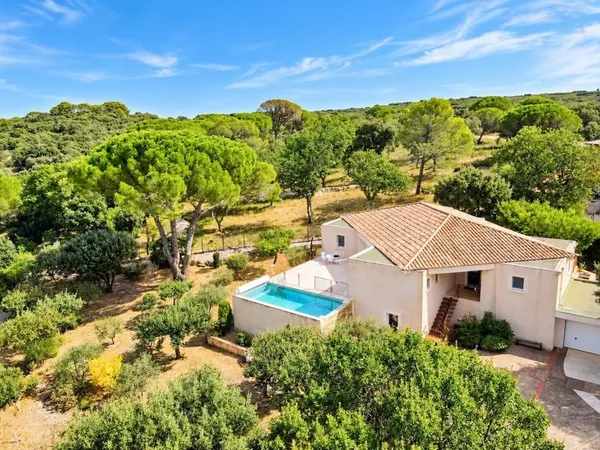 'Exclusivité Swixim Uzès' A 15 minutes d'Uzès, villa d'architecte au coeur d'un écrin de verdure