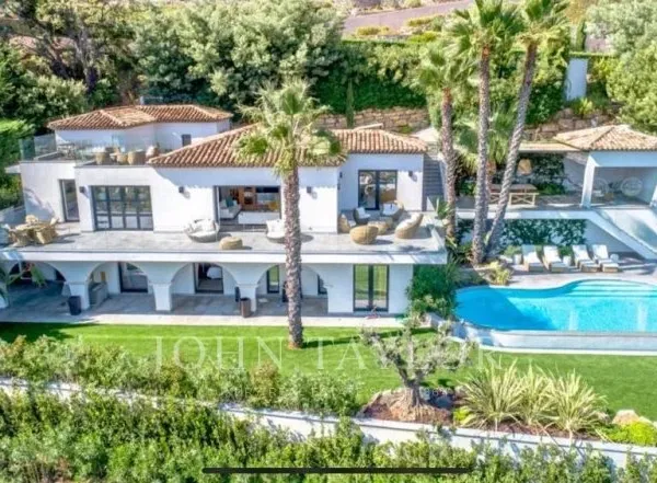 Maison moderne avec vue mer