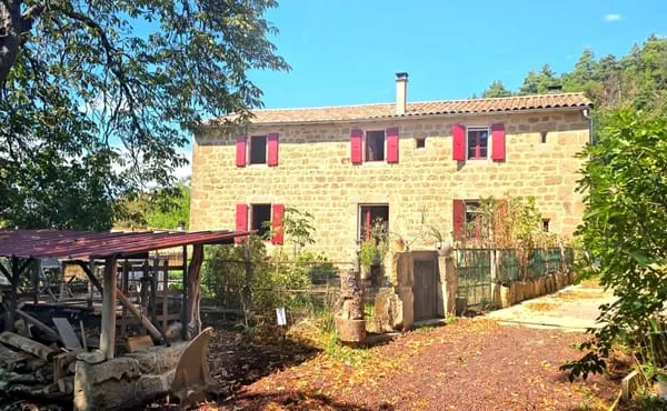 SILHAC Propriété en pierre de caractère, avec dépendances