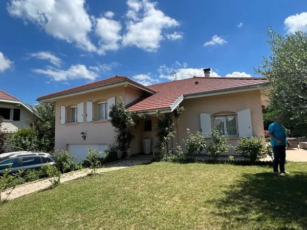 BELLE VILLA INDIVIDUELLE SUR 1215 M2 DE TERRAIN CLOS