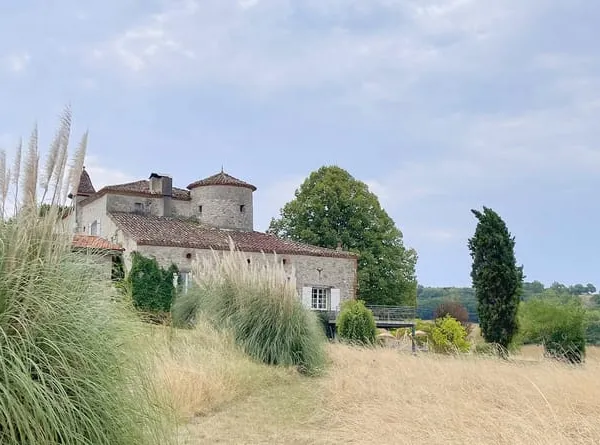 Authentique château du XIIIe siècle avec gîtes, grange et piscine