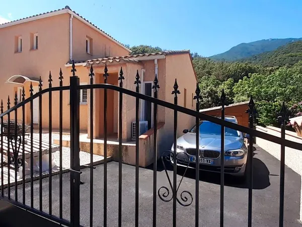 Villa 4 faces T5 logement indépendant et piscine