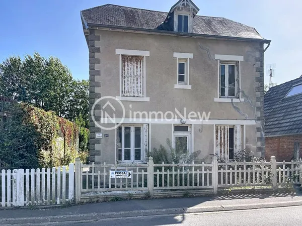 Une maison à SAINT JEAN LE THOMAS avec une dépendance
