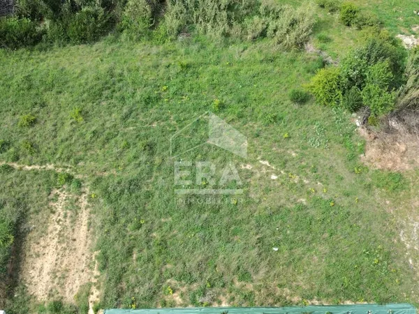 Terrain 590 m²