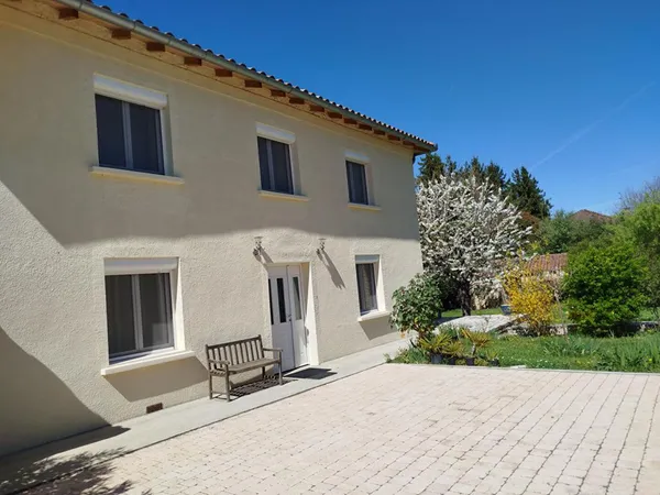 Maison familiale rénovée de 200 m2 avec dépendance sur un terrain arboré de 4300 m2