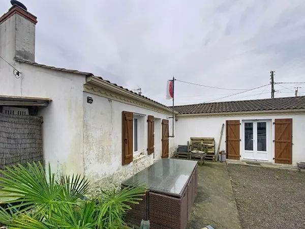 A vendre. Maison 3 chambres, bureau, jardin, Le Bernard , à 10minutes de la plage.