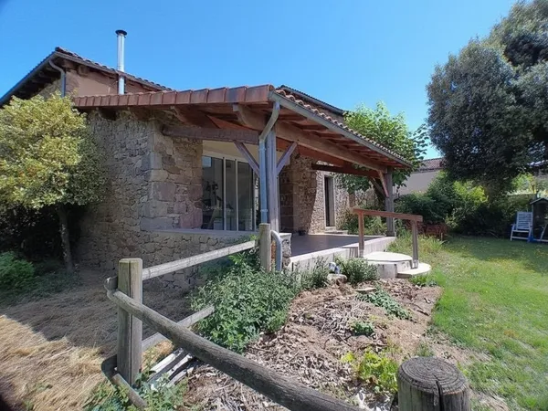 ÉCURAS - Ensemble immobilier en pierre de 207 m² avec gîte,