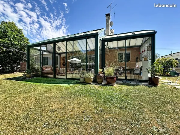 Maison d'exception avec jardin et véranda
