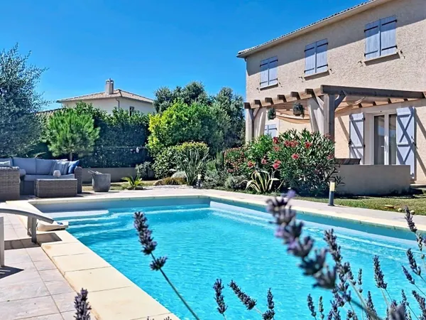 Maison 5 pièces avec piscine et studio indépendant offrant un revenu locatif