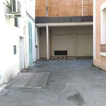 Place de stationnement abritée