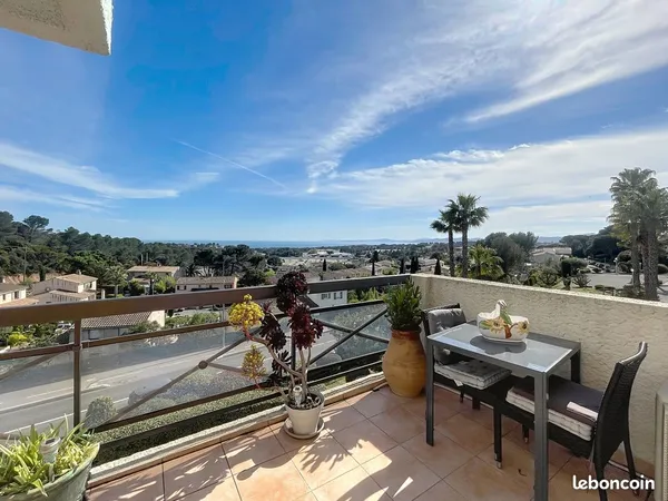 Bel appartement vue mer au loin