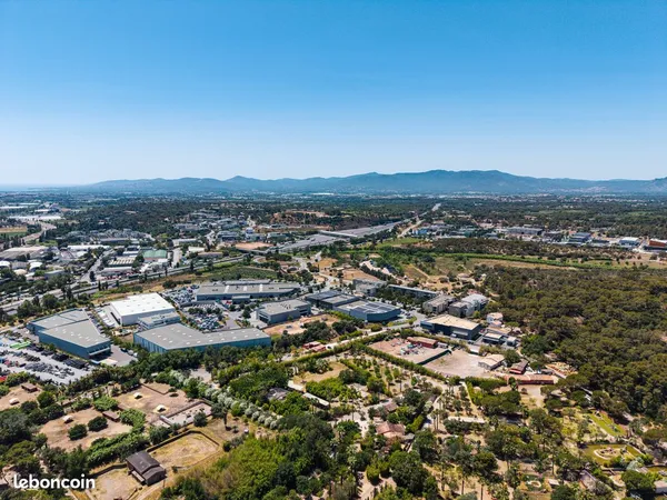 Local 656 m² Fréjus