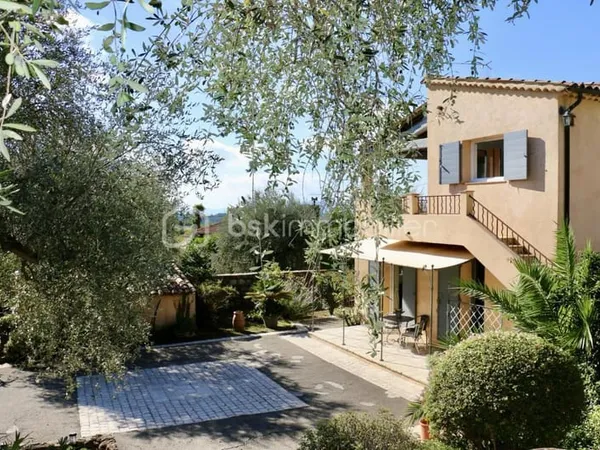 Opio, deux appartements ou maison familiale avec piscine, commodités à pied