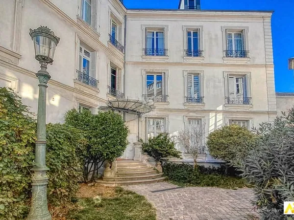Versailles Saint-Louis Appartement 3 pièces 83 m² carrez et 140 m² au sol situé au 3ème et dernier é