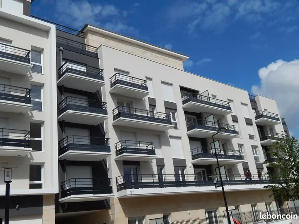 Trappes - F3 66 m² refait à neuf, 3e étage, 2 parkings, balcons - Quartier Aérostat