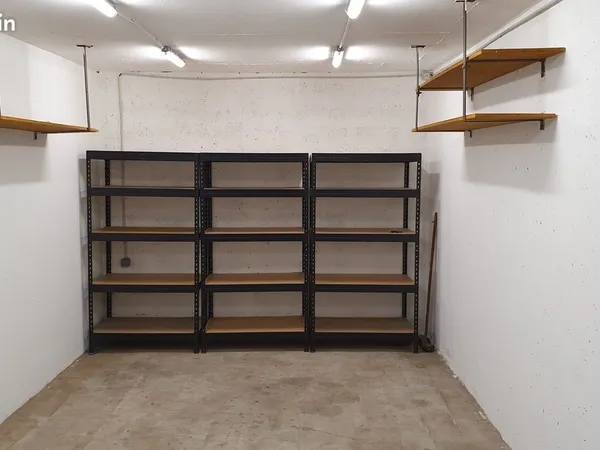 Très grand garage / box fermé 23 m² - Toulon - Sous-sol sécurisé
