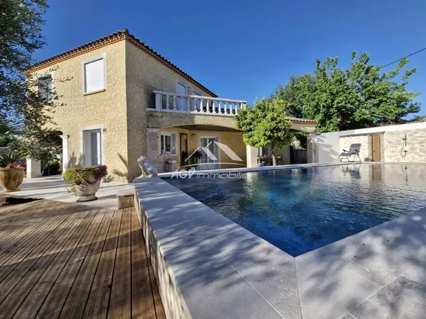 A Alès, maison 165 m², avec piscine garage, abris voiture et ter