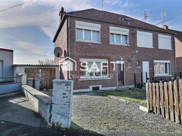A Solesmes, maison semi-mitoyenne, avec jardin et garage, idéalement située au calme avec vue sur la