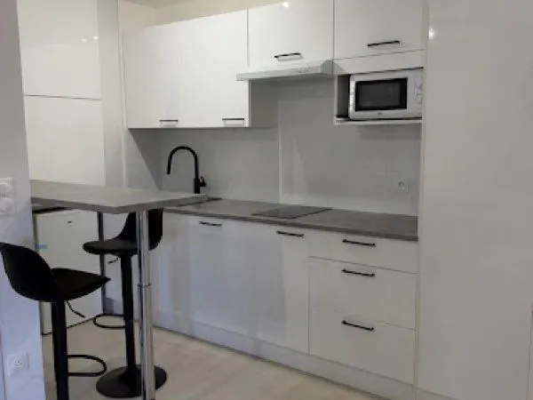 T2 meublé & rénové - 35 m² + balcon & cellier sur palier