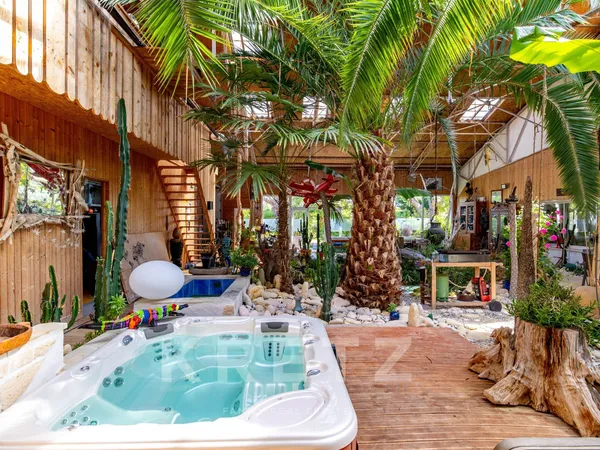 Propriété d'exception avec 220m² de serre tropicale au coeur de l'île d'Oléron